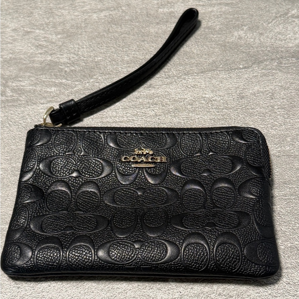 Coach signature leather corner zip wristlet in black